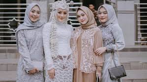 Pasti kamu jatuh cinta, deh! 4 Inspirasi Model Baju Atasan Brokat Untuk Jadi Bridesmaid Simpel Tapi Tetap Anggun