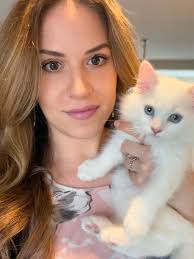 Hi! This os my little baby, Nami, she has 12 weeks now, and i feel in LOVE  with her. Ragdoll linx blue bicolor. Im trying teaching her to walk