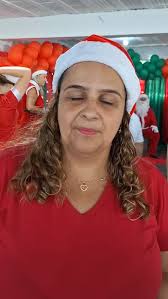 Dia de entrega de presentes e festa no bairro Industrial