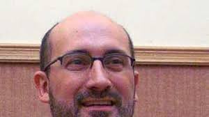 Piden cesar a Pons al quedarse en calzoncillos en un cursillo