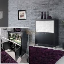 Orné de nombreux rangements, il deviendra un luxueux meuble de séjour. Meuble Bar Design Noir Et Blanc Porte Abattant Pieds Metal Decor2