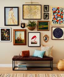 Peinture acidulée, papier peint à motif, poignées revampées et astuces diy permettent de donner une seconde jeunesse aux portes de notre maison. 11 Idees Creatives De Decoration Murale Et Peinture Salon A Eassayer Chez Vous Revetement Mural Salon Zenidees