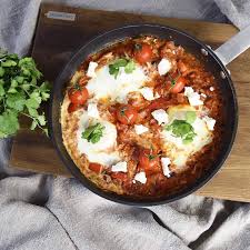 Fruhstuck Oder Mittagessen Shakshuka Ist Nicht Ohne Grund So Beliebt Nur Wenige Zutaten Zaubern Das Gesunde Geri Israelische Rezepte Shakshuka Rezept Rezepte