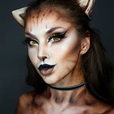 Katze Schminken Fur Halloween Gelbe Kontaktlinsen Schwarzer Lippenstift Und Eyeliner Schwarze Wasserschminke Cat Halloween Makeup Cat Face Makeup Cat Makeup
