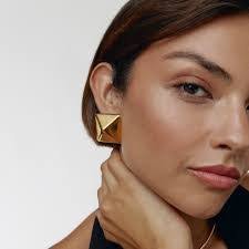 Aurelia Gold's Instagram, Twitter & Facebook