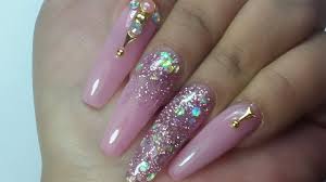 Estos modelos de uñas que presentamos a continuación tienen un atractivo muy particular, ya que están decoradas con dando a la uña una base en rosa nude, crema o blanco, podemos conseguir diseños como éste, en donde podemos ver. Unas Acrilicas Palo De Rosa Super Vendibles By Sabrina Youtube
