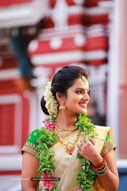Keeping Up With Kasavu And How To Style It Right South Indian Wedding Hairstyles Indian Bridal Hairstyles Indian Bride Traditional