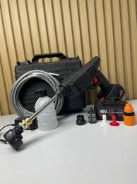 Cliente usando difusor en oficina oscura