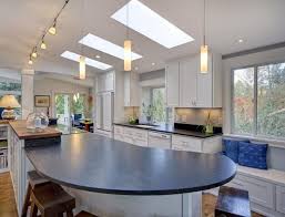 Eclairage De Cuisine 25 Idees De Suspensions Et Spots Track Lighting Kitchen Contemporary Kitchen Design Skylight Kitchen