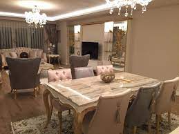 Salon ve mutfak gibi alanlarda kullanım kolaylığı sağlaması açısından farklı fonksiyonel özelliklerle kavak, gürgen, kayın gibi ağaçlar salon yemek masası takımı modelleri için uzun ömürlü bir kullanım sunar. Salon Salon Dekorasyonu Yasam Alani Yemek Masasi Misafir Yemek Masasi Koltuk Takimi Oturma Odasi Takimlari Oturma Odasi Tasarimlari Ev Bahcesi Tasarimi