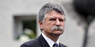 Megígérem, ha egyszer végig tud hallgatni egy ötperces választ a kérdésére, veszek önnek egy csokor virágot. Kover Az Eu Elhagyasarol Beszelt
