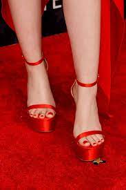 Julia Garner's Feet << wikiFeet