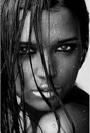 Bronzed Dark Eyes Wet Skin Wet Hair Strands Modefotografie Portretfotografie Fotografie