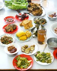 Nah, makanan khas jawa barat ini cocok disajikan dengan lontong atau nasi hangat sebagai alternative menu makan siang. Menikmati Masakan Khas Sunda Di 9 Rumah Makan Bandung
