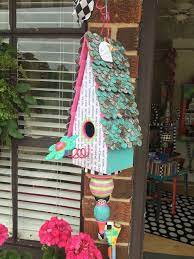 Velg blant mange lignende scener. Oxidized Penny Roof Mod Podge And Painted Birdhouse Bird Houses Painted Mosaic Projects Bird Houses