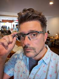 I bought the new @raybanmeta the second I saw them, since I am powerless to  resist the siren song of transparent tech (and I loved my time with last  year's model). I'm