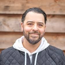 Leslie Pfau's Instagram, Twitter & Facebook