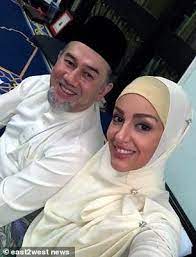 Malaysia's king sultan muhammad v has shockingly abdicated, just three months after he married a former beauty queen. Russian Beauty Queen Marries Malaysia S Sultan Muhammad V Daily Mail Online