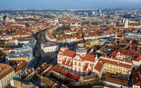 Lithuania covers an area of 65,300 km 2 (25,200 sq mi), with a population of 2.8 million. ç«‹é™¶å®› å±çŸ£