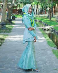 Hijab untuk wisuda.model kebaya wisuda modern baik kombinasi hijab dan tanpa jilbab cocok untuk kamu yang memiliki postur tubuh gemuk pendek bahkan sampai slim tentu saja menjadi sebuah dilema dalam hal pemilihan gaun yang sesuaiuntuk kalian yang sedang merencanakan tahap tahap kuliah akhir maka wisuda adalah sebuah moment yang indah untuk di nantikan. 12 Inspirasi Kebaya Hijab Kekinian Untuk Acara Wisuda Pilih Mana
