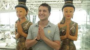 Шоумен владимир зеленский выпустил свое второе видеообращение по поводу ситуации с сериалом сваты. Vladimir Zelenskij Ot Seriala Svaty Poka Nikto Ne Povesilsya