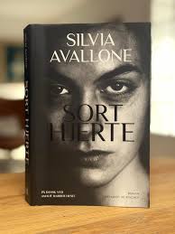 Kun dig i mængden af Cille Østergaard Kun dig i mængden.En rockstjerne. En  bogelsker. Et blik der ændrer alt.Ivy holder sig helst i baggrunden.Hun  elsker trygheden i bøger, caféliv og stille hverdage.Men