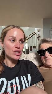 Lindsey Macfarlane's Instagram, Twitter & Facebook