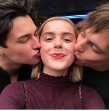 Le terrificanti avventure di Sabrina: Kiernan Shipka riceve un bacio da  Ross Lynch
