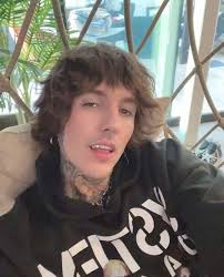 Oliver Sykes 🖤 He's just so beautiful 🥺🖤