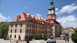 Kościół jest jedną z najoryginalniejszych w europie, ponieważ organy są umieszczone nad ołtarzem, nie zaś nad głównym. Jelenia Gora Atrakcje Zabytki Zwiedzanie Youtube