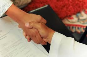 Jika perempuan, hanya boleh dinikahkan oleh wali hakim yang dilantik oleh pejabat agama tempat kalau di malaysia, wali hakim untuk anak luar nikah dilantik oleh pejabat agama tempat nkah setelah mendapat kebenaran dari mahkamah syariah. 1 Dari 9 Anak Nikah Di Bawah Umur
