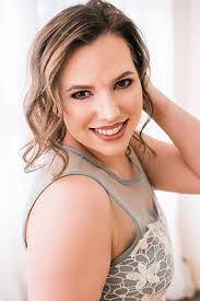 Lisa Gallant's Instagram, Twitter & Facebook