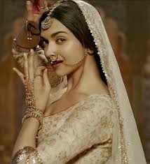 Deepika Padukone Plays The Role Of A Rajput Princess In Bajirao Mastani Note The Nath The Maangtika A Deepika Padukone Style Deepika Padukone Dipika Padukone