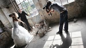 Maybe you would like to learn more about one of these? Mit Dem Brautkleid Im Dreck Die Etwas Anderen Hochzeitsfotos N Tv De