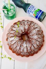 Una soffice ciambella «menta & cioccolato» impastata con succo naturale di menta e gocce di cioccolato fondente, per rendere ancora più genuina la tua merenda. Ciambella Menta E Cioccolato Il Gatto Pasticcione