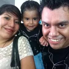 Fotógrafo agradece a soldado que lloró al hallar a su familia entre  escombros