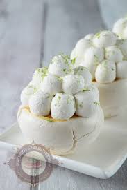 Pavlova Exotique Ananas Kalamansi Et Vanille Surprises Et Gourmandises Pavlova Douceurs Et Friandises Gourmandise