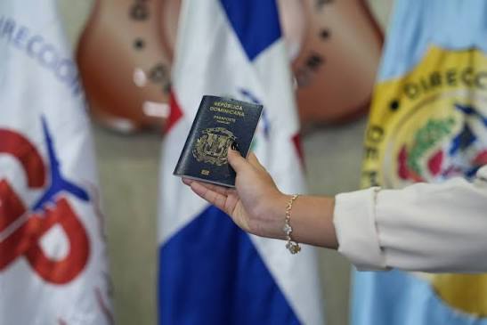 Viajar será más fácil con tu pasaporte electrónico! ✈️🇩🇴 Desde hoy, los dominicanos que cuentan con el pasaporte electrónico pueden utilizar el servicio de Autogate sin necesidad de realizar previamente el proceso