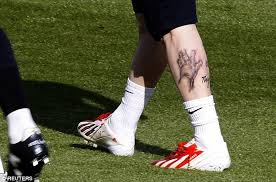 Leg tattoo men leg tattoos tattos eagle tattoos tattoo pierna hombre lionel messi family. Lionel Messi Seems To Have Had A Change Of Heart About His Leg Tattoos Daily Mail Online