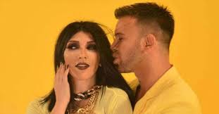 Hande yener (born january 12, 1973 in kadıköy, istanbul, turkey) is a turkish singer, songwriter and producer.she is one of the most famous singers in turkey. Hande Yener Ve Berksan Aralarindaki Buzlari Eritti
