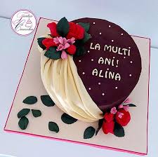 În mod tradițional la ziua de naștere se servește o tortă pe care ard lumânări, pentru fiecare an se aprinde câte o lumânare. Tarta Cumpleanos Alina Cake By Camelia Cakesdecor