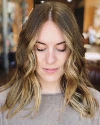 17 Flattering Medium Hairstyles For Round Faces In 2020 In 2020 Medium Length Hair Styles Hairstyles For Round Faces Medium Hair Styles