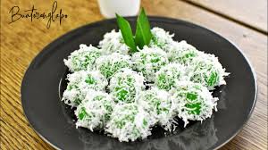 Celupkan cepat onde onde dalam air lalu gulingkan ke biji wijen hingga tertutup rata permukaannya. Kuih Onde Onde Buah Melaka Kue Klepon Donde Donde Donde Youtube