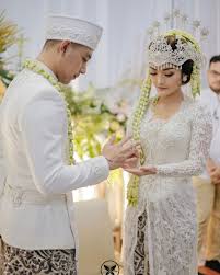 Kombinasi shiffon yang jatuh nan indah membuatmu terlihat anggun pada outfit yg. 12 Kebaya Pengantin Yang Diprediksi Jadi Tren 2020