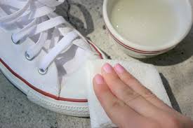 Pour ne pas laisser les années avoir raison, je vous partage une astuce qui redonnera toute sa jeunesse à votre linge ! 4 Astuces Geniales Pour Rendre Ses Chaussures Blanches