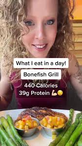 Today’s lunch is Bonefish Grill 💪🏻🤤 Salmon and asparagus for the win!  #wieiad #protein #highprotein #caloriedeficit #lunch
