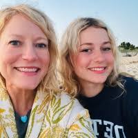 Jennifer Tapper's Instagram, Twitter & Facebook