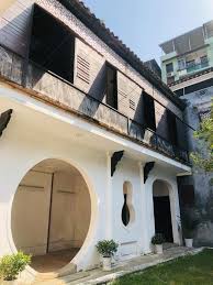 A house with the garage door being the closest part found throughout the world, in particular spain, north africa, the middle east and the americas. The Return Of Today S Mandarin House The Tacho
