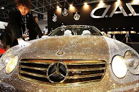 Swarovski Mercedes Benz Sl600 Recouverte De 300 000 Cristaux Qui A Ete Exposee Au Salon De L Automobile De Tokyo Janvier 20 Art Cars New Cars Mercedes Benz