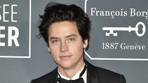 Kj apa has dark brown hair, and dyed it red for his role as archie. Cole Sprouse Blond Riverdale Star Debuts Drastic New Hairdo